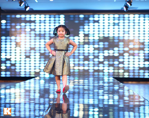 Con gái Thúy Hằng tự tin diễn catwalk - 4