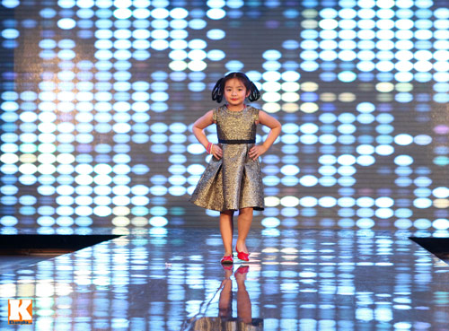 Con gái Thúy Hằng tự tin diễn catwalk - 6