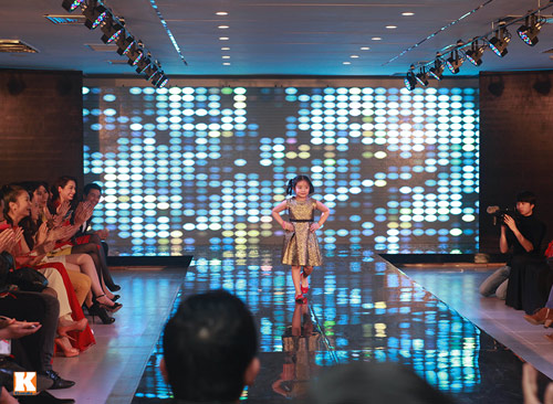 Con gái Thúy Hằng tự tin diễn catwalk - 10