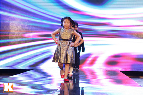 Con gái Thúy Hằng tự tin diễn catwalk - 1