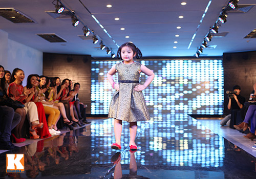 Con gái Thúy Hằng tự tin diễn catwalk - 2