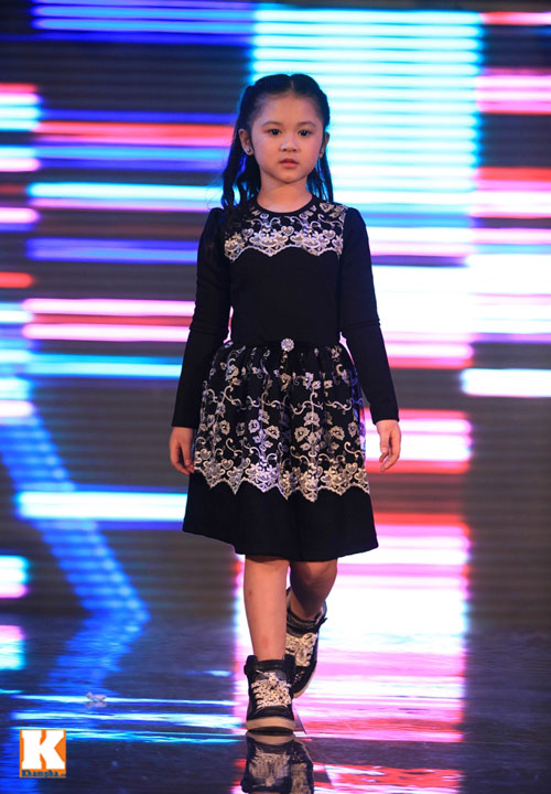 Con gái Thúy Hằng tự tin diễn catwalk - 11