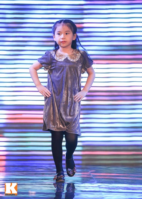 Con gái Thúy Hằng tự tin diễn catwalk - 12