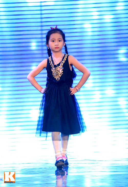 Con gái Thúy Hằng tự tin diễn catwalk - 13