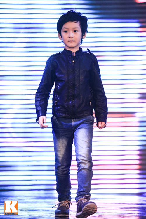 Con gái Thúy Hằng tự tin diễn catwalk - 14