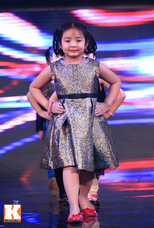Con gái Thúy Hằng tự tin diễn catwalk - 7