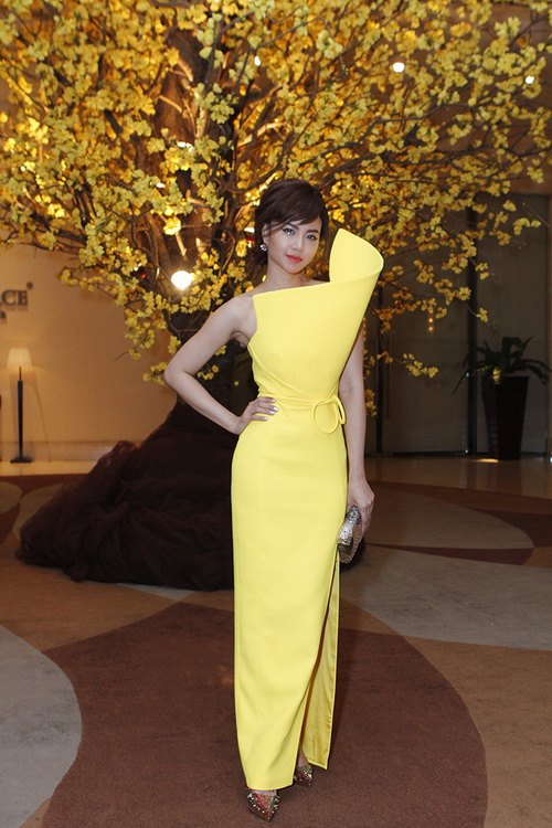 Đinh Ngọc Diệp gợi cảm #039;giấu nhẹm#039; vòng 1 - 4