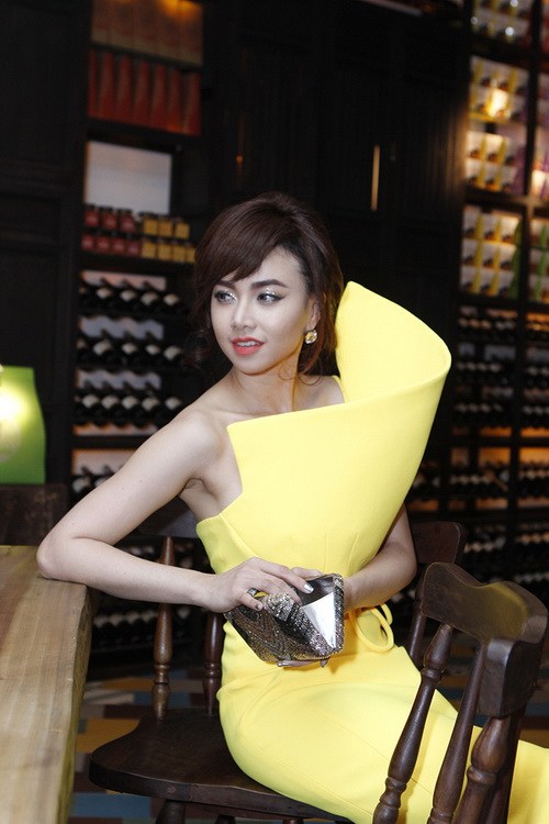 Đinh Ngọc Diệp gợi cảm #039;giấu nhẹm#039; vòng 1 - 10