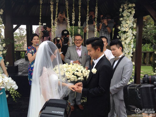 Dương Mịch khóa môi Khải Uy trong lễ cưới - 1