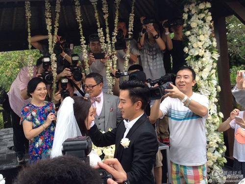 Dương Mịch khóa môi Khải Uy trong lễ cưới - 3