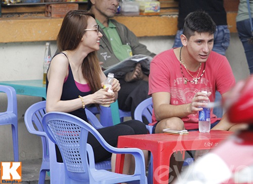 Ngân Khánh quot;véo máquot; bạn trai Tây giữa phố - 10