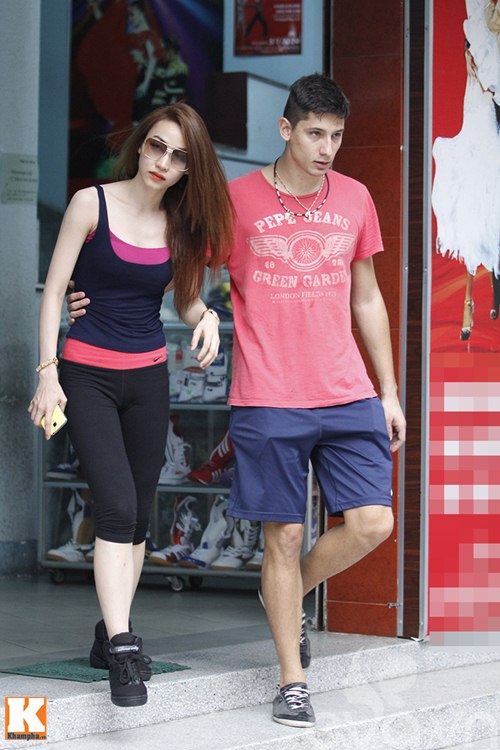 Ngân Khánh quot;véo máquot; bạn trai Tây giữa phố - 3