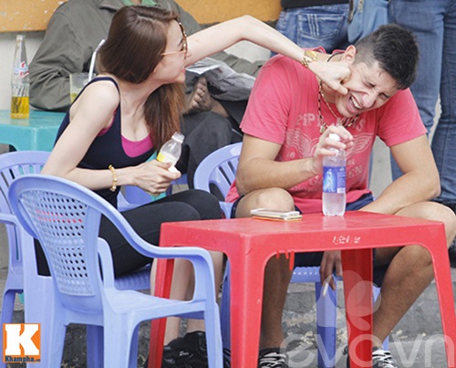 Ngân Khánh quot;véo máquot; bạn trai Tây giữa phố - 9