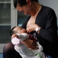 Làm mẹ - Những bí mật “kỳ quặc” về sữa mẹ