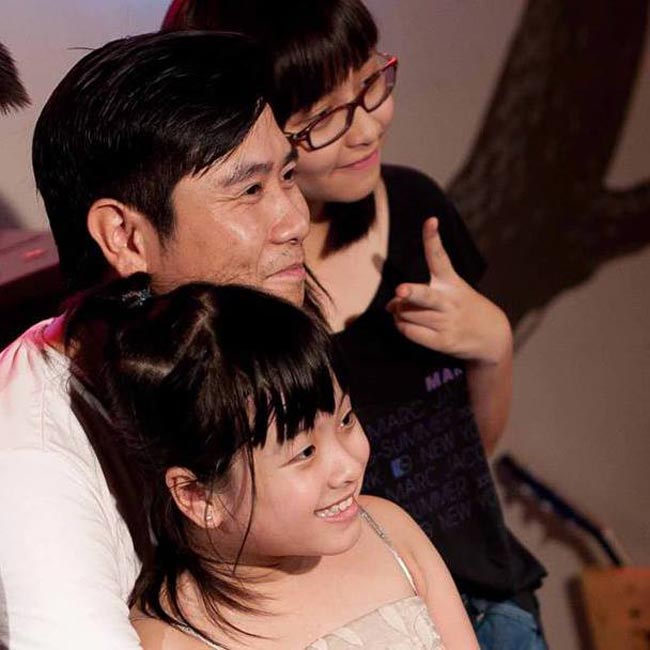 Xuất hiện trong Giọng hát việt nhí 2013, Hồng Khanh gây ấn tượng với bài hát Mama. Chính bài hát này đã khiến cặp đôi HLV Hồ Hoài Anh, Lưu Hương Giang bấm nút chọn em về với đội của mình.
