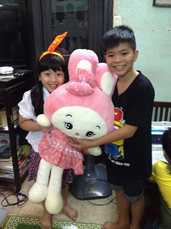 Hình kỷ niệm trong ngày sinh nhật Hồng Khanh, cô bé được cậu bạn Quang Anh tặng cho một bé gấu bông còn...to hơn người.
