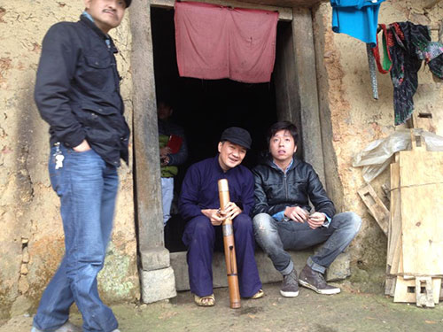 Đàm Vĩnh Hưng nhuộm răng, hút thuốc lào - 3