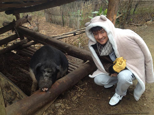 Đàm Vĩnh Hưng nhuộm răng, hút thuốc lào - 5