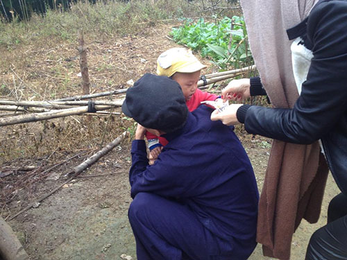 Đàm Vĩnh Hưng nhuộm răng, hút thuốc lào - 4