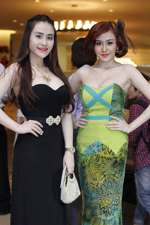 Bà Tưng khoe vòng 1 bơm lần thứ 3 - 5