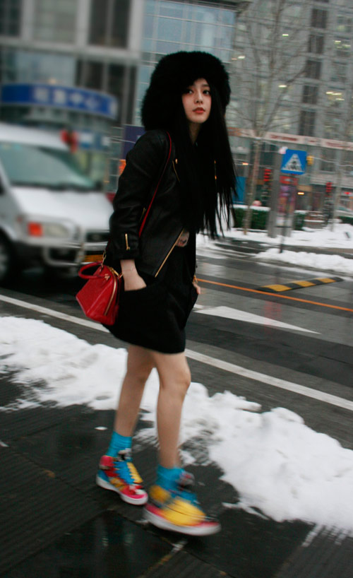 Băng Phạm hứng #039;gạch đá#039; vì sính áo lông thú? - 1