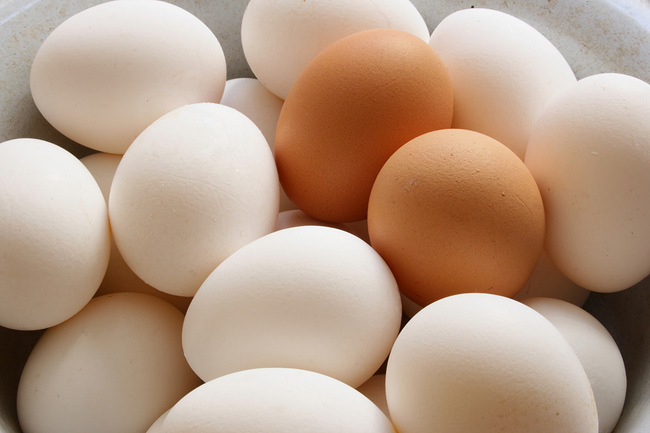 Trứng

Theo các chuyên gia dinh dưỡng, trứng gà là một loại thực phẩm rất bổ dưỡng cho cơ thể, có giá trị dinh dưỡng cao. Cho dù đó là món chiên, luộc chín hay ốp-la thì trứng vẫn là nguồn thực phẩm cung cấp protein – rất cần thiết trươc khi sinh nở. Ngoài ra, trứng cũng dồi dào sắt, folate và choline.

Loại thực phẩm này giá rẻ nhưng dồi dào dưỡng chất như protein, choline – rất quan trọng cho sự phát triển trí não của thai nhi và giảm nguy cơ khuyết tật ống thần kinh, chẳng hạn như tật nứt đốt sống. Tuy nhiên, để có được những lợi ích trên, mẹ bầu nên ăn trứng thường xuyên, 3-4 quả/tuần và phải ăn cả lòng đỏ lẫn lòng trắng vì choline có trong lòng đỏ trứng.

Chị em mang thai có sức khỏe bình thường có thể ăn 1- 3 quả trứng mỗi tuần, tất nhiên có thể ăn nhiều hơn một chút mà không cần lo ngại về điều gì cho sức khỏe của mẹ và bé.
