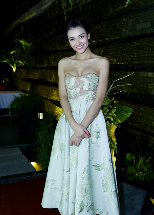 Hồng Quế trễ nải vòng một ở tuổi 19 - 1