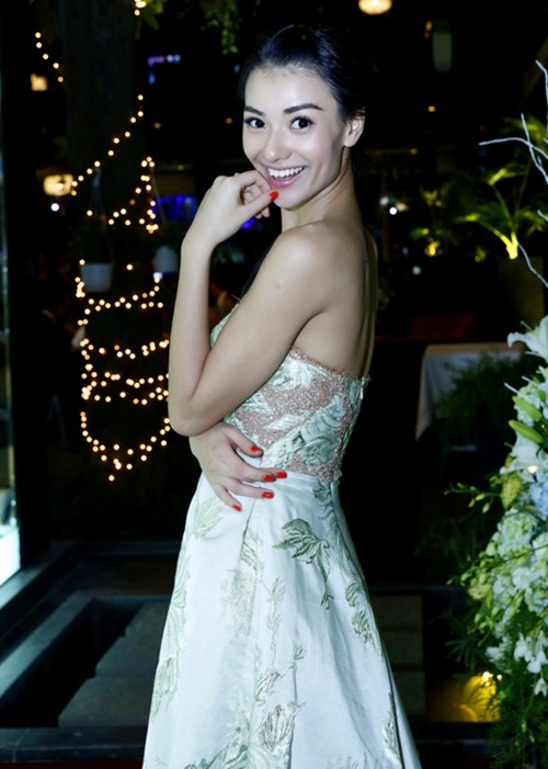 Hồng Quế trễ nải vòng một ở tuổi 19 - 3