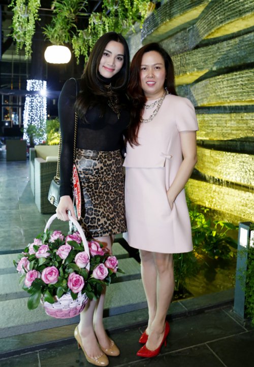 Hồng Quế trễ nải vòng một ở tuổi 19 - 9