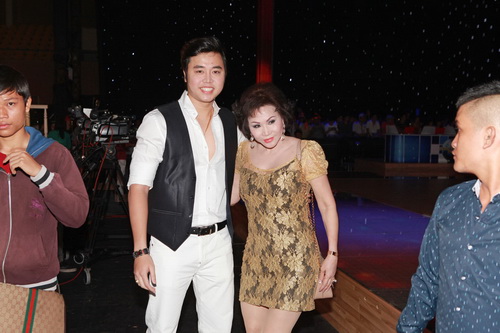 Hoàng Việt hôn tay người yêu giữa chốn đông - 4