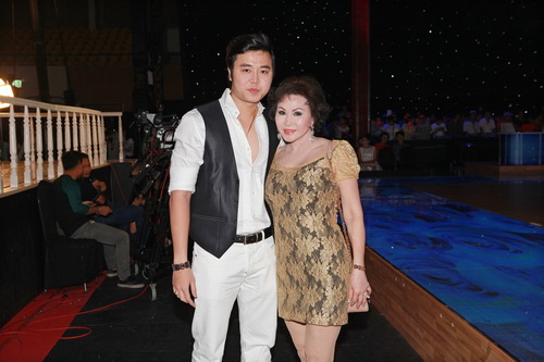 Hoàng Việt hôn tay người yêu giữa chốn đông - 1