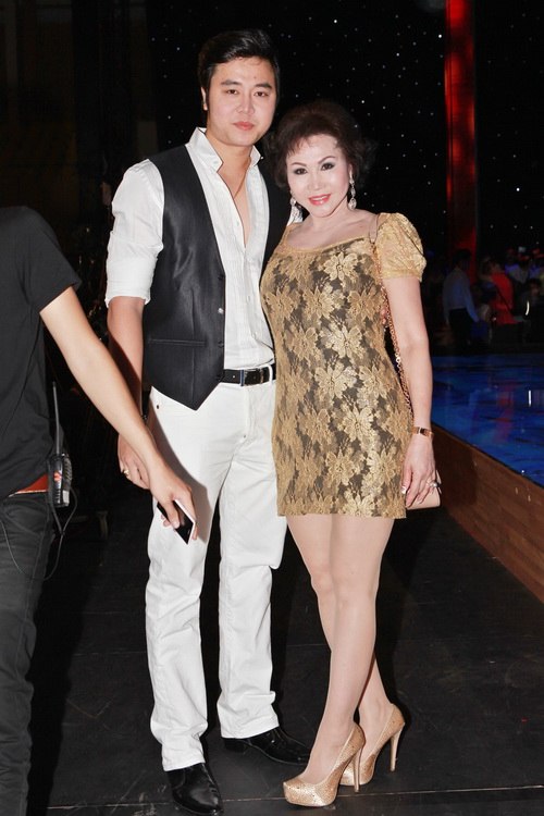 Hoàng Việt hôn tay người yêu giữa chốn đông - 2