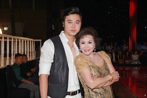 Hoàng Việt hôn tay người yêu giữa chốn đông - 3