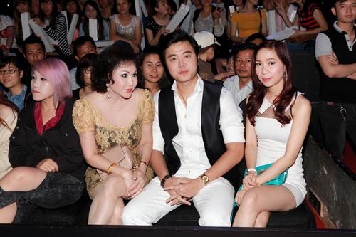 Hoàng Việt hôn tay người yêu giữa chốn đông - 5