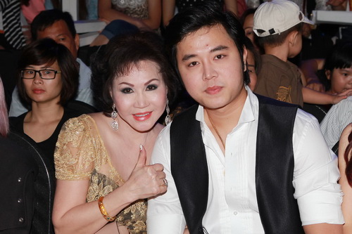 Hoàng Việt hôn tay người yêu giữa chốn đông - 6