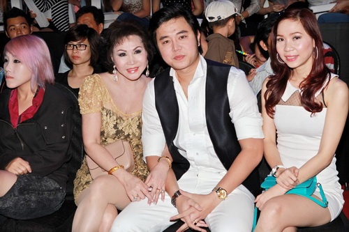 Hoàng Việt hôn tay người yêu giữa chốn đông - 7