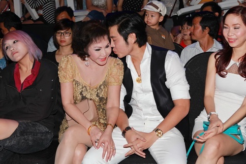 Hoàng Việt hôn tay người yêu giữa chốn đông - 8