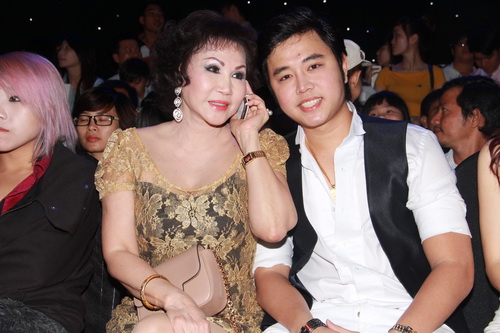 Hoàng Việt hôn tay người yêu giữa chốn đông - 10