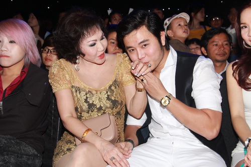 Hoàng Việt hôn tay người yêu giữa chốn đông - 12