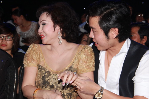 Hoàng Việt hôn tay người yêu giữa chốn đông - 14