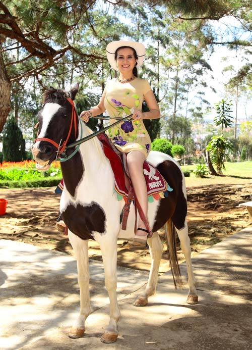 Quý bà Kim Hồng trẻ trung cưỡi ngựa - 2