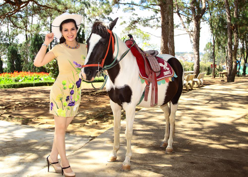 Quý bà Kim Hồng trẻ trung cưỡi ngựa - 1