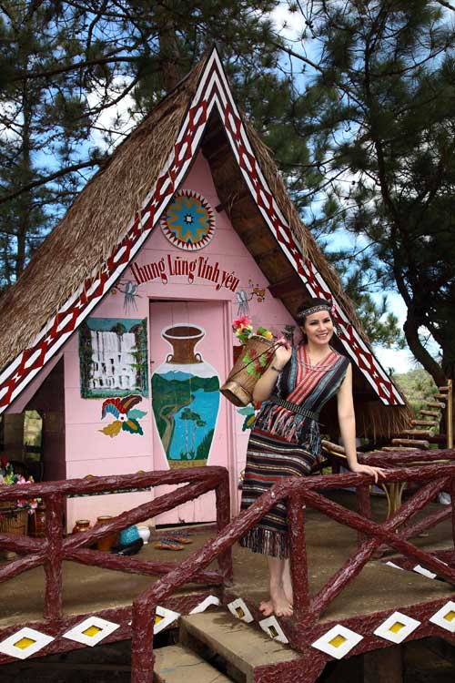 Quý bà Kim Hồng trẻ trung cưỡi ngựa - 4