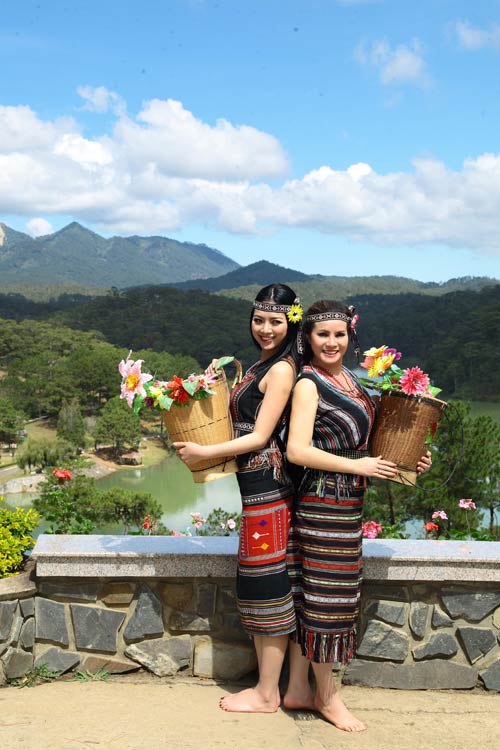 Quý bà Kim Hồng trẻ trung cưỡi ngựa - 5