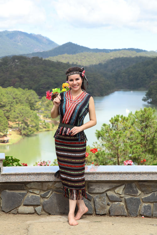 Quý bà Kim Hồng trẻ trung cưỡi ngựa - 3