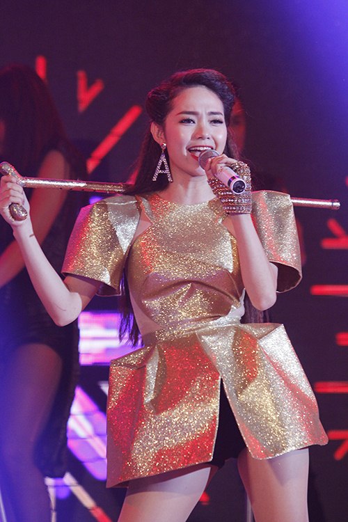 Son Dam Bi vẫn chuyên nghiệp dù gặp sự cố - 12