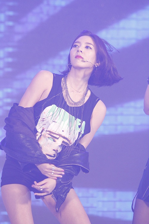 Son Dam Bi vẫn chuyên nghiệp dù gặp sự cố - 4