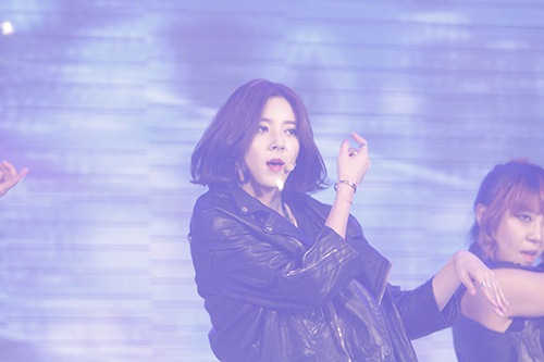 Son Dam Bi vẫn chuyên nghiệp dù gặp sự cố - 9