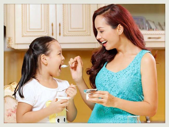 Một hình ảnh trong CF quảng cáo của ba mẹ con Thúy Hạnh cho một nhãn hàng sữa chua.
