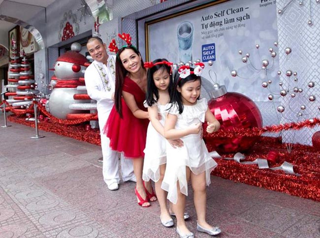 Gia đình nhạc sĩ Minh Khang và siêu mẫu Thúy Hạnh cùng hai cô con gái Suli và Suti hiện nay được xem là một trong những mái ấm hạnh phúc nhất.
